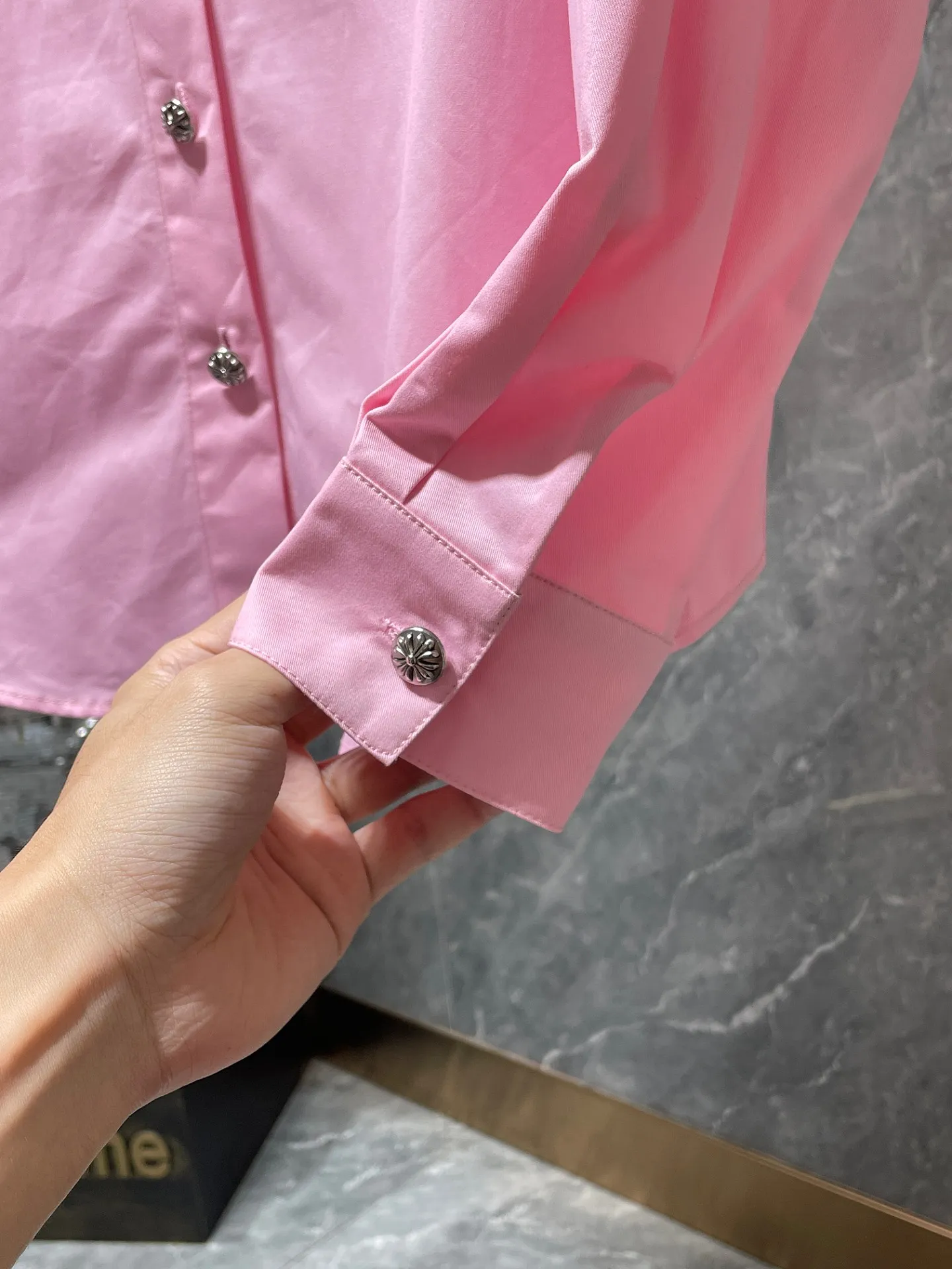 P256 Chrome Hearts shirt series Embroidered colorful classic cross horseshoe patchwork leather twill shirt Original model opening, customized version with high weight bronze silver buckle Specially customized version of the original shirt fabric Can be worn as a jacket or as a base Recommended color: pink Size: S, M, L, XL